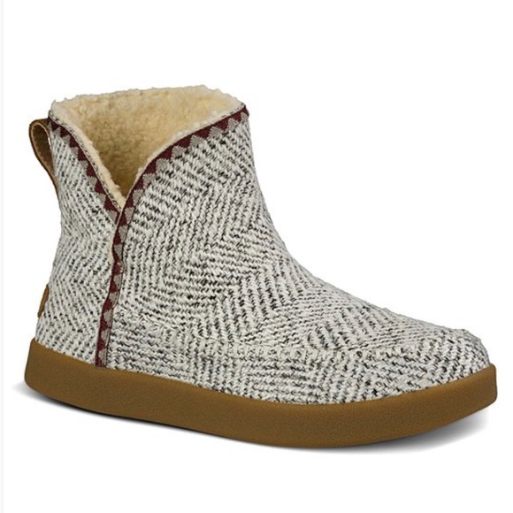 Sanuk Shoes - Sanuk Booties 🎁